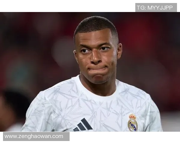 黄色寸头足球球星赛场激情四射引爆全场焦点瞬间